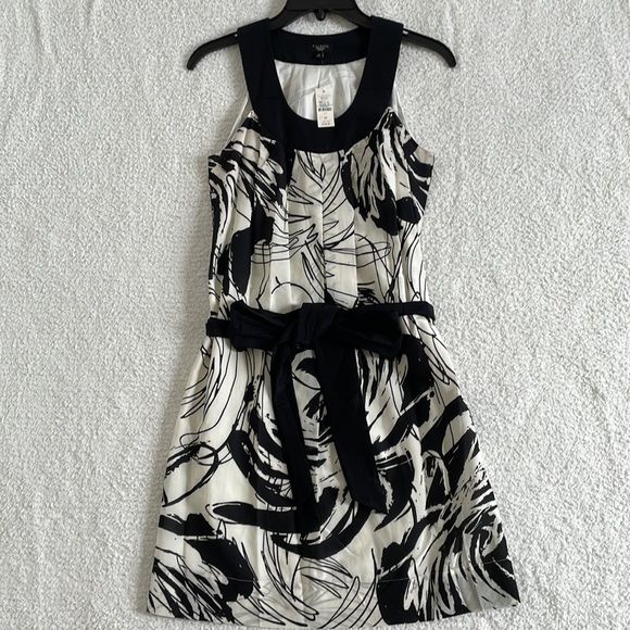 TALBOTS BLACK AND WHITE SLEEVELESS, PLEATED SCOOP NECK, LINED DRESSE WITH SASH - Picture 6 of 16